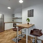 Luxury Retreat - Tudor Arghezi 26 - Square Apartman